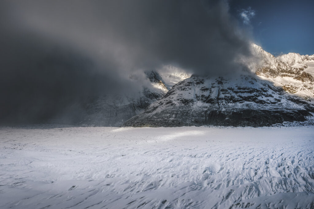 Najdłuższy lodowiec Alp - Aletschgletscher. Panorama z punktu widokowego Platta.