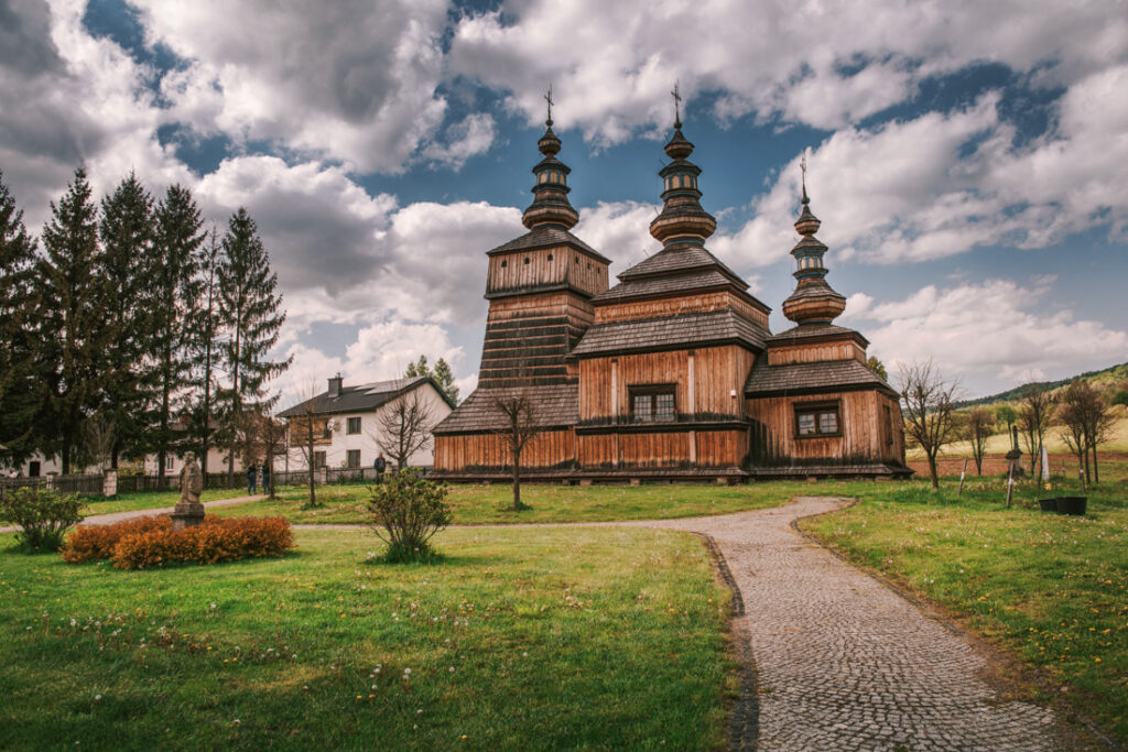 Beskid Niski drewniane cerkwie. Cerkiew św. Kosmy i Damiana w Krempnej