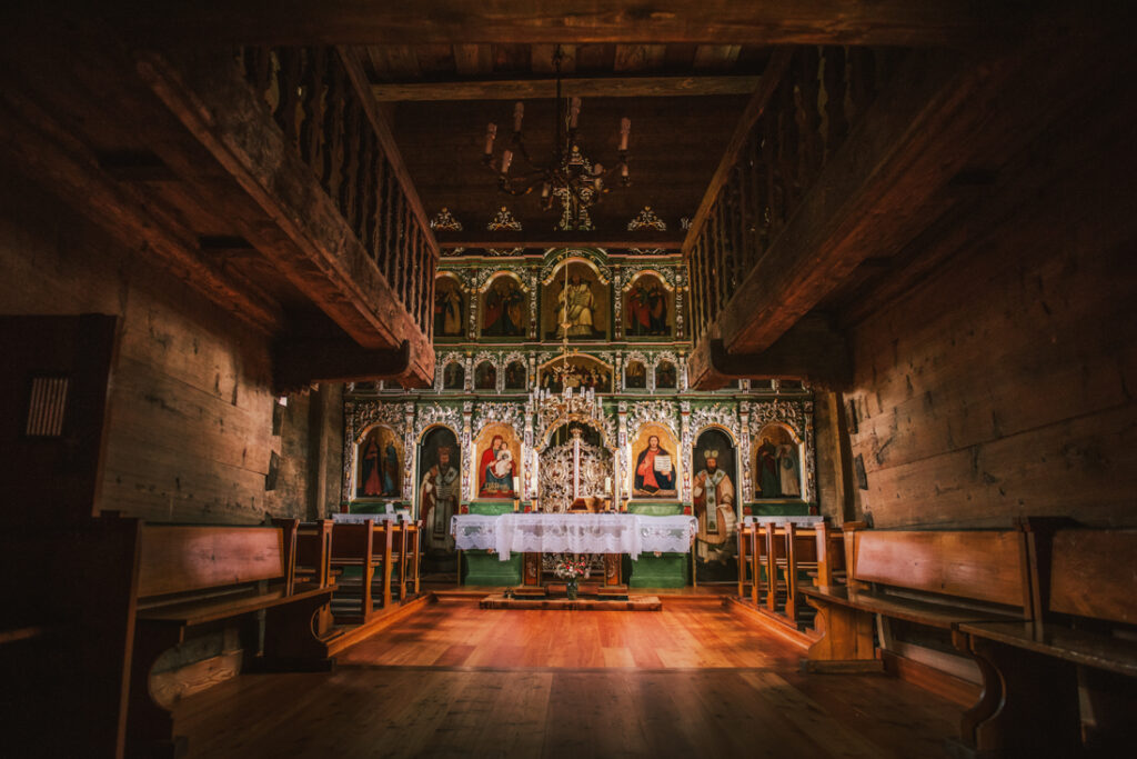 Beskid Niski drewniane cerkwie. Cerkiew św. Kosmy i Damiana w Krempnej - wnętrze i ikonostas.