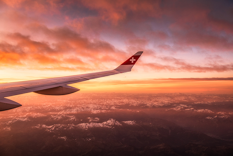 Linie lotnicze Swiss, wschód słońca z pokładu samolotu, Swiss Air Lines, lot Zurych Kraków