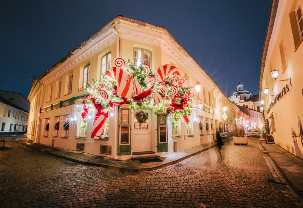 Świąteczna choinka w Wilnie, Jarmark Bożonarodzeniowy w Wilnie, święta w Wilnie, Wilno zimą, ulica Stikliu, ozdoby świąteczne, dzielnica żydowka, getto żydowskie, ulica szklana