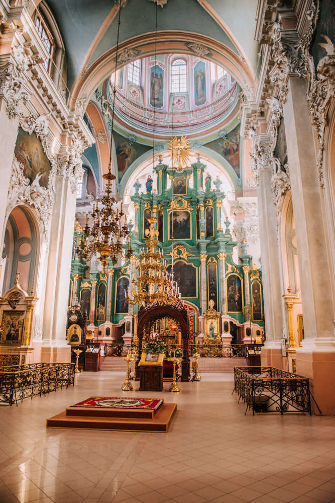 Barokowe wnętrze Monasteru Świętego Ducha w Wilnie