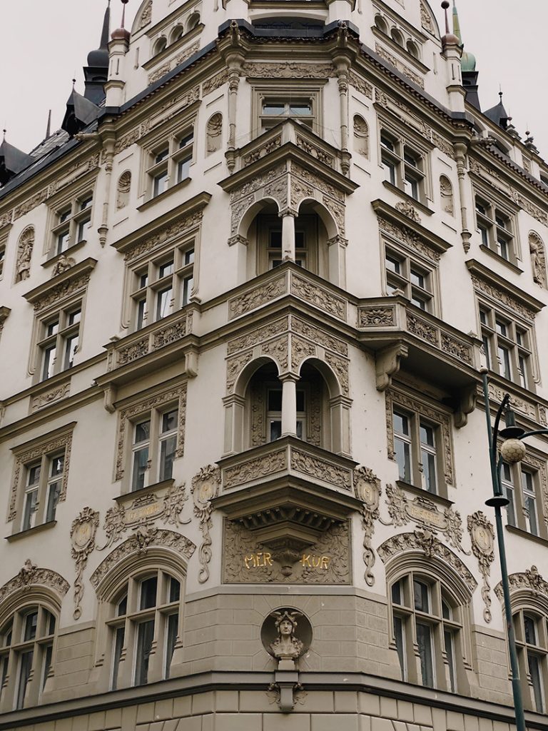 Fasada jednej z secesyjnych kamienic na ulicy Paryskiej w Pradze.