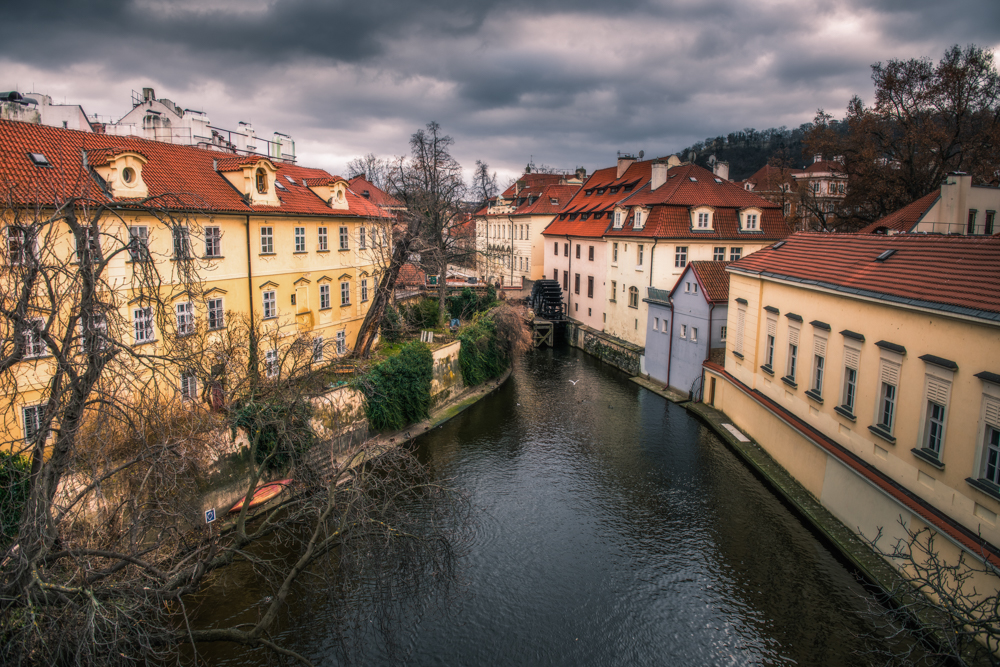 Kamienice przy kanale Certovka w Pradze, co warto zobaczyć w Pradze, przewodnik po Pradze, nietypowe atrakcje Praga